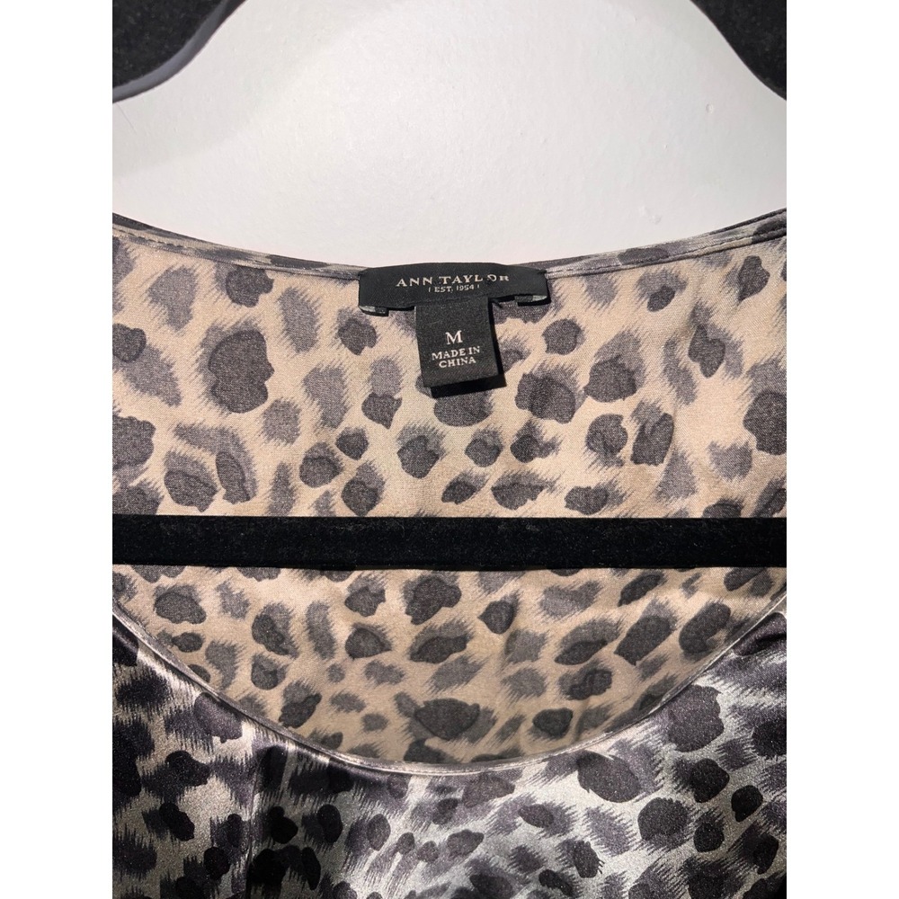 Ann Taylor Leopard Print Ruffle Silk Blend Mobwife Old Money Grey Black M - Picture 7 of 8